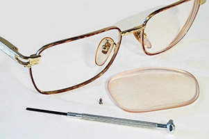 Wie kommt eigentlich das Brillenglas in die Fassung?