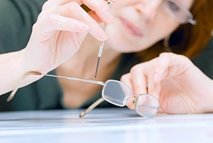 Fassungen + Gläser + Handarbeit + Service = Brille